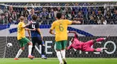 Kiper Jepang, Zion Suzuki gagal menghalau bola yang membuat gawangnya kebobolan saat laga lanjutan Grup C Kualifikasi Piala Dunia 2026 melawan Australia di Saitama Stadium, Jepang, Selasa (15/10/2024). (AFP/Philip Fong)