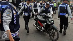 Petugas Dishub, membawa sepeda motor saat razia gabungan di kawasan Tanah Abang, Jakarta, Jumat (12/6/2015). Razia gabungan Dishub, Garnisun dan Satlantas bertujuan untuk mengembalikan fungsi trotoar sebagai jalur pedestrian. (Liputan6.com/Johan Tallo)