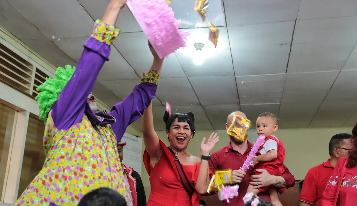 Pasangan komedian dan buah hatinya kompak menganakan busana merah. Meski tak dipungkiri, Chleo sempat bingung. Tapi sebagai ibu, Melanie akan terus memberi pengertian pada buah hatinya. (Adrian Putra/Bintang.com)