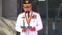 Gubernur Jawa Barat Ridwan Kamil memimpin upacara Hari Ulang Tahun (HUT) ke-71 Republik Indonesia tingkat provinsi di halaman Gedung Sate, Kota Bandung, Senin (17/8/2020). (Liputan6.com/Huyogo Simbolon)