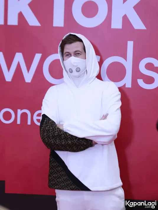 <p>Alan Walker juga tampak memeriahkan acara ini. Ia tampil ikonik dengan masker dan hoodie. [Foto: KapanLagi.com/Bayu Herdianto]</p>