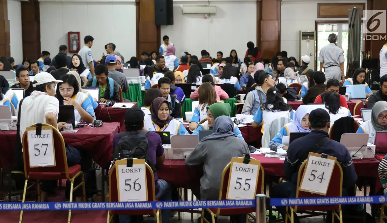 Petugas melayani peserta yang melakukan verifikasi pendaftaran mudik gratis bersama Jasa Raharja di Gedung Nyi Ageng Serang, Jakarta, (7/6). Jasa Raharja menyiapkan 500 bus dan 8 rangkaian kereta untuk program mudik gratis (Liputan6.com/Immanuel Antonius)