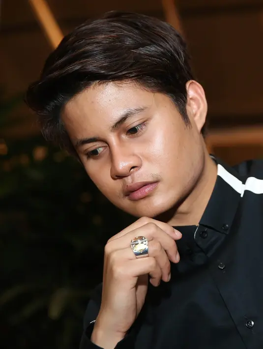 Rasa syukur diucapkan oleh remaja kelahiran Sorong 22 tahun silam. Sang mama memberikan restu atas kepindahan keyakinannya. Dengan catatan, murni panggilan hatinya. Esal juga tak mau memikirkan orang yang mengunjingkan. (Bambang E. Ros/Bintang.com)