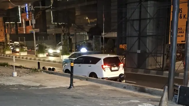 Mobil MPV putih diduga sosok Pak Haji yang membagi uang.