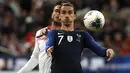 Penyerang Prancis, Antoine Griezmann (depan) berusaha mengontrol bola dari kawalan pemain Turki Okay Yokuslu  selama pertandingan Grup H Kualifikasi Piala Eropa 2020 di Stade de France di Saint Denis, utara Paris (14/10/2019). Turki bermain imbang 1-1 atas Prancis. (AP Photo/Thibault Camus)