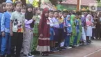 Siswa Sekolah Dasar Negeri 01 Grogol Selatan mengikuti upacara di Kebayoran Lama, Jakarta Selatan, Senin (8/7/2024). (merdeka.com/Arie Basuki)