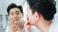 Ilustrasi menjaga kebersihan wajah pria. (Shutterstock/theshots.co)