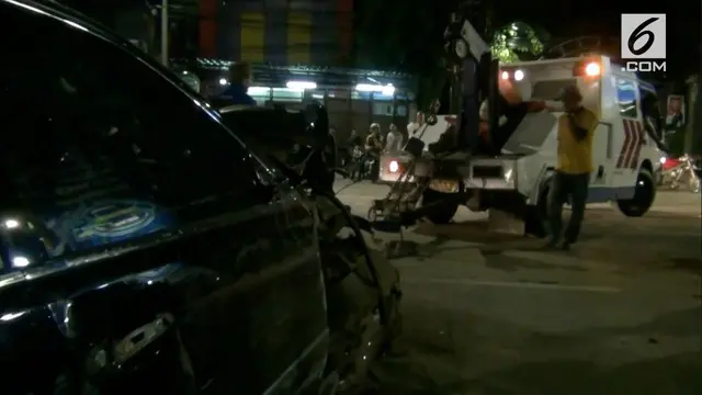 Dua pengendara mobil mewah nyaris jadi bulan-bulanan warga setelah keduanya menabrak pembatas jalan KH Abdulah Syafei, Tebet.