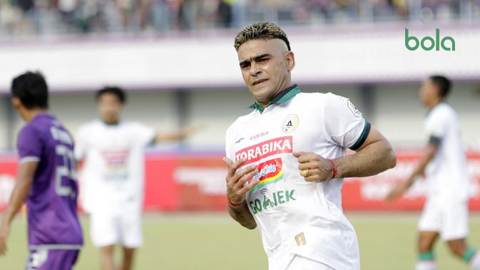 Striker PSS Sleman, Cristian Gonzales, saat melawan Persita Tangerang pada laga Liga 2 di Stadion Benteng Taruna, Tangerang, Jumat (26/10/2018). Kedua tim bermain imbang 1-1. (Bola.com/M Iqbal Ichsan)