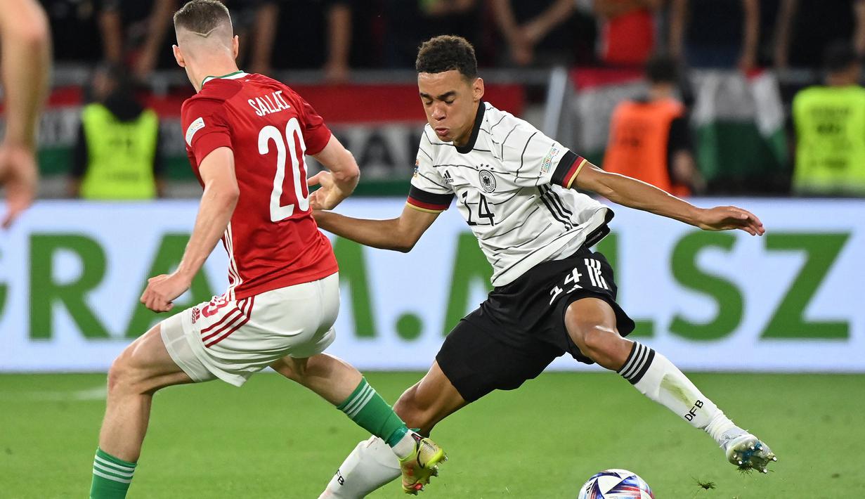 Jamal Musiala. Gelandang serang Jerman berusia 19 tahun yang sejak awal musim 2020/2021 memperkuat Bayern Munchen ini berpeluang besar masuk skuad Tim Panser dalam putaran final Piala Dunia 2022 Qatar. Bersama Bayern Munchen ia telah tampil dalam 94 laga di semua ajang dengan torehan 24 gol dan 15 assist. Sementara bersama Timnas Jerman ia telah mengoleksi 17 caps dengan torehan 1 gol dan 2 assist sejak melakukan debut pada 25 Maret 2021. (AFP/Attila Kisbenedek)