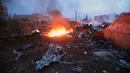Puing-puing jet tempur Sukhoi-25 milik Rusia yang hancur terbakar usai ditembak jatuh militan Suriah di provinsi Idlib (3/2). Kementerian Pertahanan Rusia mengatakan bahwa pesawat jatuh oleh rudal portabel ke permukaan udara. (AFP/Omar Haj Kadour)
