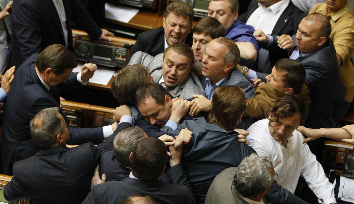 Rapat parlemen Ukraina terkait bantuan untuk menangani pesawat jatuh Malaysia Airlines MH17 berlangsung ricuh (REUTERS/Alex Kuzmin)