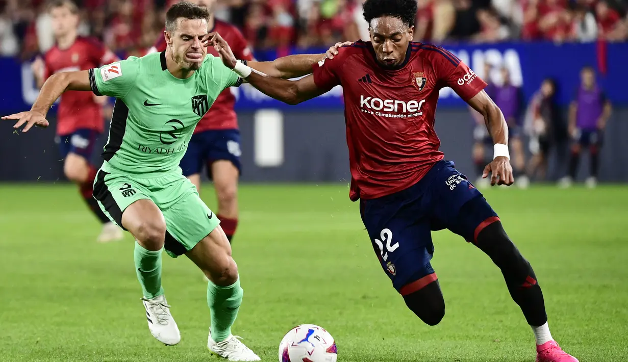 Bek Atletico Madrid #03 Cesar Azpilicueta berebut bola dengan bek Osasuna #22 Johan Mojica pada laga penutup jornada ketujuh Liga Spanyol di Stadion El Sadar, Jumat (29/9/2203) dini hari WIB. (ANDER GILLENEA / AFP)