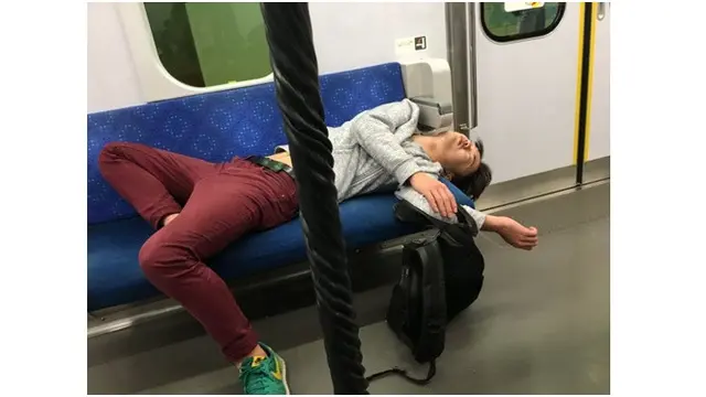 Orang Tidur Sembarangan di Shibuya