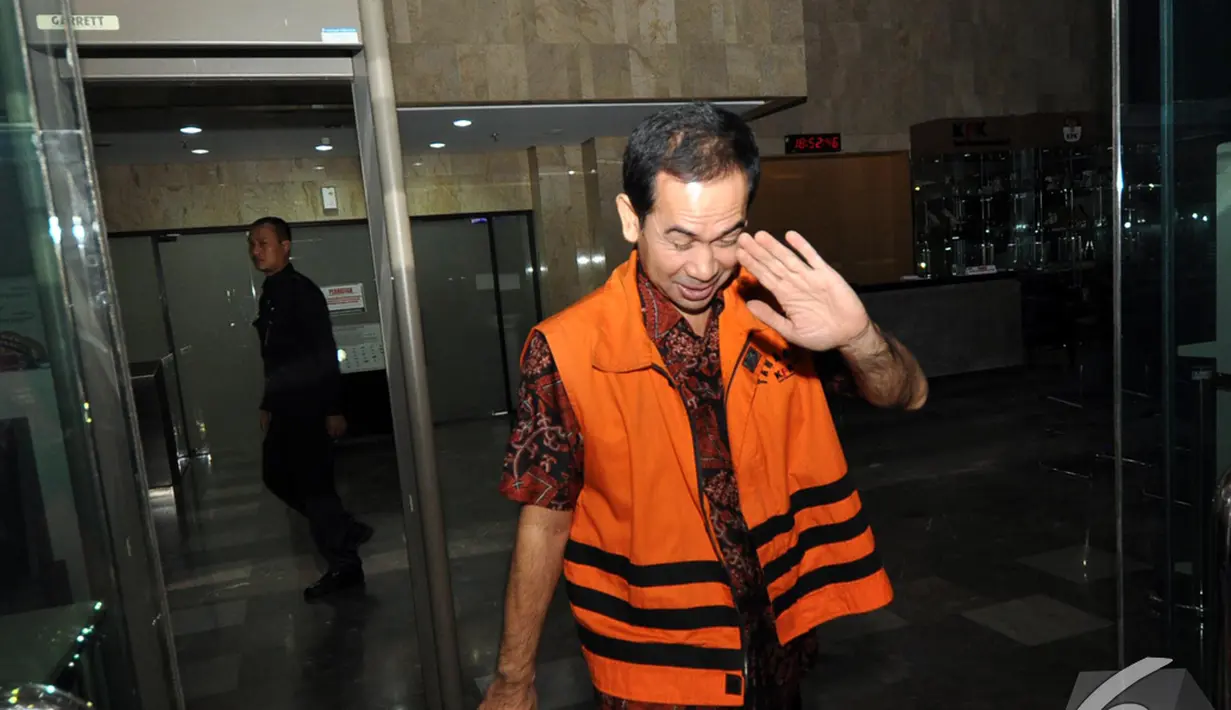 Tubagus Chaeri Wardhana atau Wawan keluar dari Gedung KPK usai menjadi saksi, Jakarta, Senin (17/11/2014)(Liputan6.com/Miftahul Hayat)