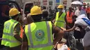 Petugas Saudi mencoba untuk menyelamatkan peziarah yang menjadi korban saat akan melempar jumroh, Mina, Kamis (24/9/2015). 220 Jemaah haji dikabarkan meninggal setelah terinjak-injak saat berebutan untuk melempar jumroh. (Reuters) 