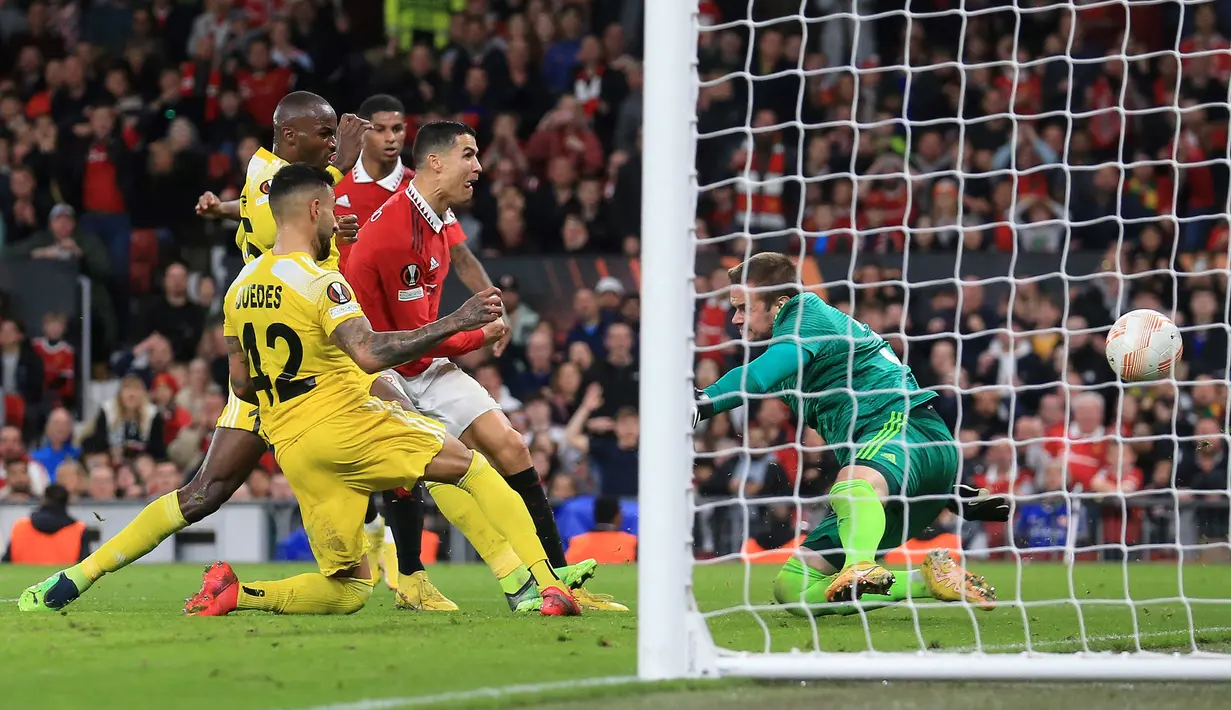 Ronaldo berhasil memanfaatkan umpan silang Bruno Fernandes yang berhasil disundulnya. Meski sempat ditepis, ia dengan cepat menyambar kembali bola muntah untuk menjadi gol. (AFP/Lindsey Parnaby)