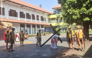 Visualisasi Jalan Salib di Gereja Katolik Paroki Robertus Bellarminus, Cililitan, Jakarta Timur, Jumat (3/4/2026). (Antara)