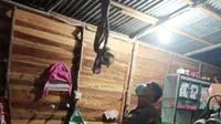 Kain yang digunakan ibu rumah tangga di Pekanbaru untuk bunuh diri di dapur. (Liputan6.com/M Syukur)