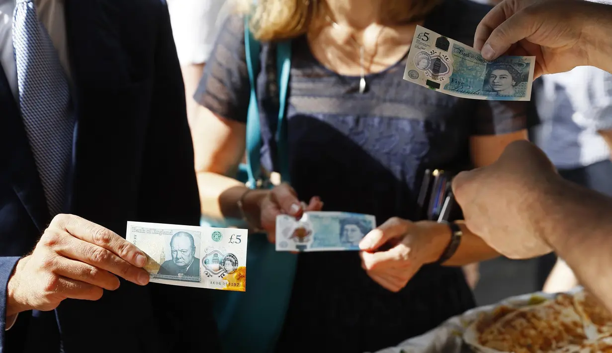 Uang kertas pecahan 5 pound tersebut juga dilengkapi fitur keamanan, termasuk penggunaan kertas lapisan emas pada gambar Big Ben di bagian depan dan perak di belakang uang kertas tersebut, London, Selasa (13/9). (REUTERS / Stefan Wermuth)
