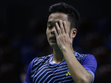 Pebulutangkis SGS PLN Bandung, Anthony Ginting tampak lelah saat melawan pebulutangkis PB Djarum, Shesar Hiren pada Kejurnas Beregu Campuran di Britama Arena, Jakarta, Kamis (20/12). Shesar berhasil mengalahkan Anthony. (Bola.com/Yoppy Renato)