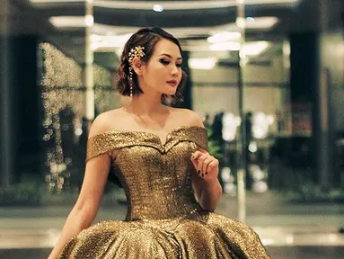 Alena Wu merupakan penyanyi kelahiran Malang, Jawa Timur, 9 November 1981. Alena Wu dalam karier bernyanyinya membidik pangsa pasar musik Mandarin di. Ia memulai single debutnya melalui lagu berjudul Lavender. (Liputan6.com/IG/@alenawuofficial)