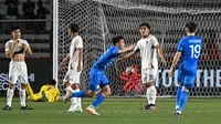 Duel antara Filipina versus Thailand pada leg 1 semifinal Piala AFF 2024. (JAM STA ROSA / AFP)