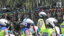Anggota TNI menaiki kendaraan lapis baja saat mengikuti apel Operasi Lilin di Lapangan Silang Monas, Jakarta Pusat, Kamis (21/12/2023). (merdeka.com/Arie Basuki)
