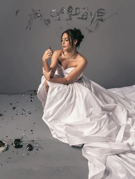 Melengkapi tampilan dengan kalung silver tanpa liontin. Rambutnya ditata ikat messy dengan hair clip pita putih. Dan poni belah dua membingkai wajah. [@valerieethomas]