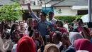 Sandiaga Uno berfoto dengan warga saat berkunjung ke Jalan Delman Asri, Kebayoran Lama, Jakarta, Jumat (3/2). Dalam kampanyenya Sandiaga Menyampaikan beberapa program kerjanya. (Liputan6.com/Gempur M. Surya)