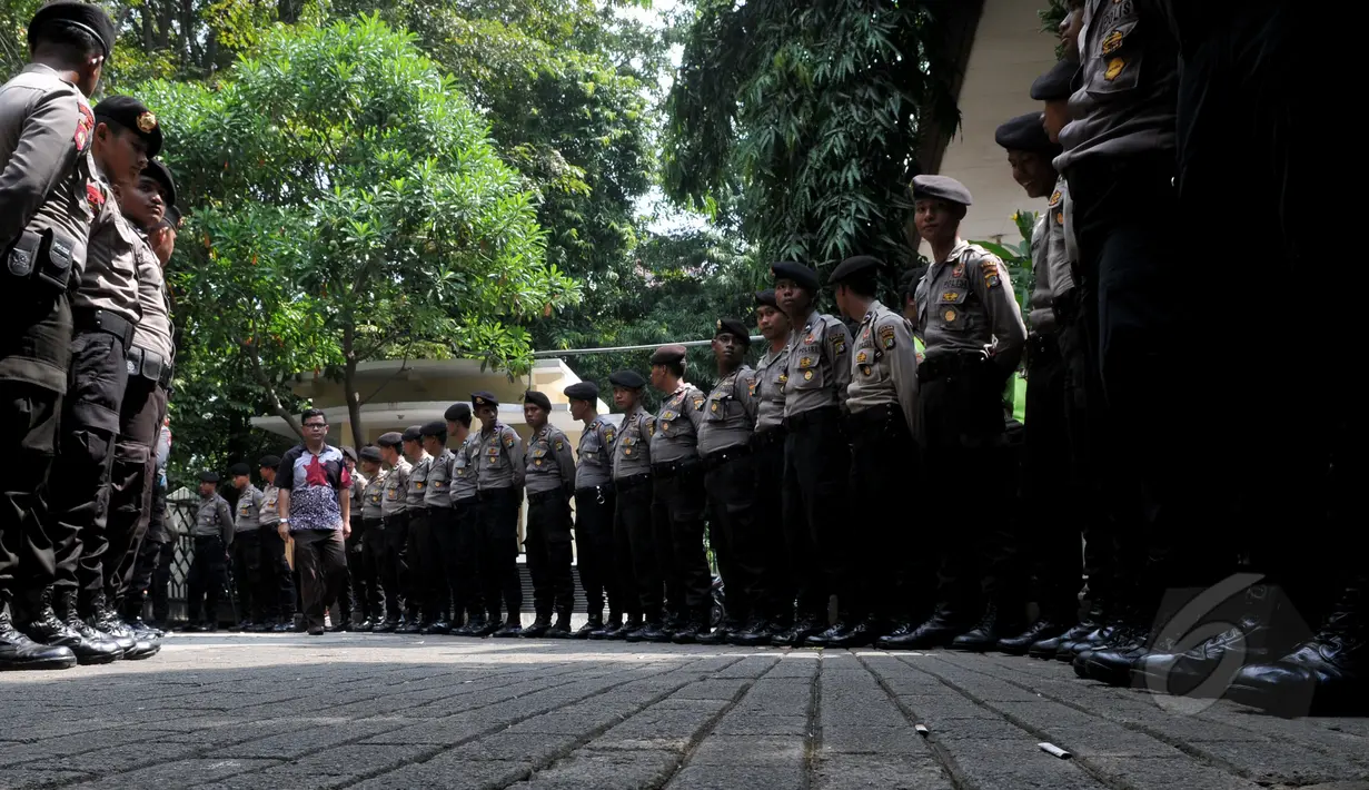 Sejumlah personel kepolisian tampak membuat barisan panjang mulai dari pintu gerbang hingga lobi PTUN Jakarta, Senin (18/5/2015). Hari ini, PTUN menggelar sidang pembacaan putusan terkait sengketa kepengurusan Partai Golkar. (Liputan6.com/Johan Tallo) 