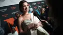 Aktris Anne Hathaway menghadiri pemutaran perdana "Modern Love," serial antologi romantis adaptasi dari rubrik New York Times di New York City, 10 Oktober 2019. Di karpet merah, Anne Hathaway memamerkan baby bump dalam balutan atasan model layer berwarna gading. (Evan Agostini/Invision/AP)