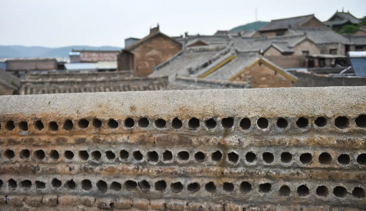 Tembok pelindung di situs bersejarah Dijicheng, Yangcheng, Provinsi Shanxi, China, Selasa (7/7/2020). Dibangun dan dikembangkan pada era Dinasti Ming dan Qing, kota kuno Guoyu dan situs bersejarah Dijicheng adalah kompleks benteng kuno yang khas di China utara. (Xinhua/Chai Ting)