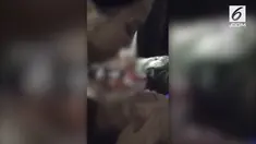 Meski ulah nakal si pegawai salon terekam kamera, ia tampaknya tak takut. Pegawai salon malah terus meludahi wajah pelanggannya sebanyak 3 kali.