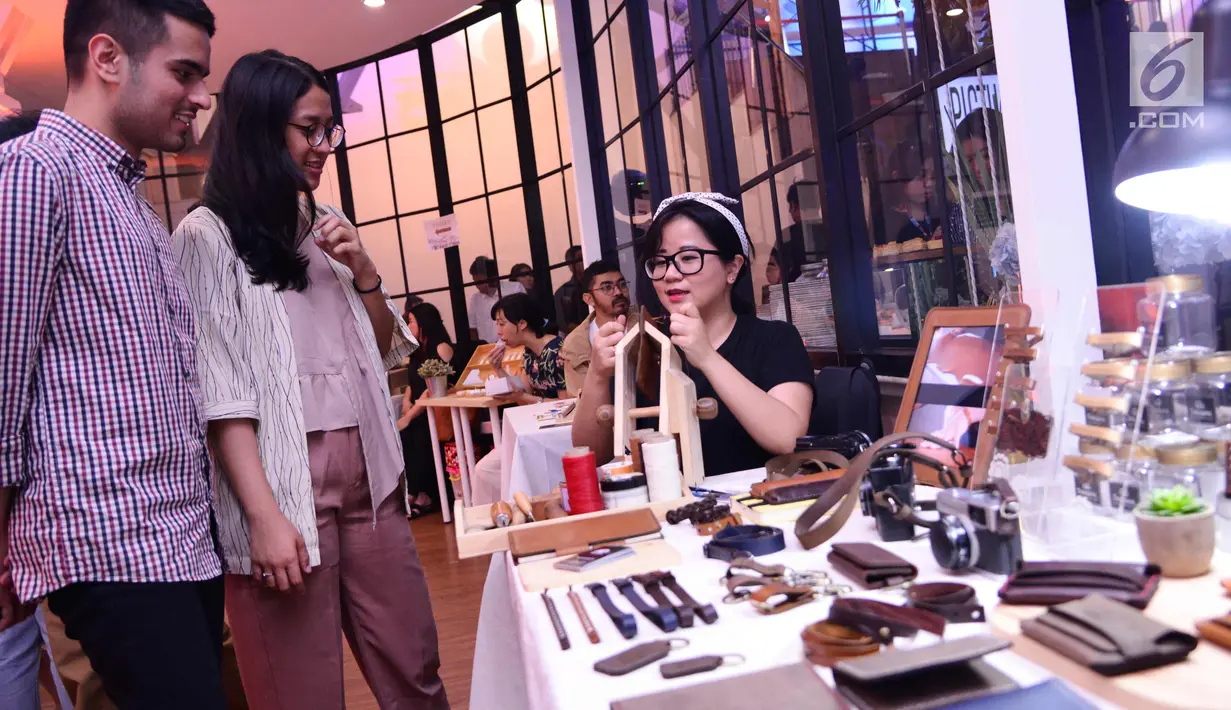 CEO EV Hive, Carlson Lau meninjau booth start up di EV Hive @ Filateli di Pasar Baru Jakarta, Jumat (6/4). EV Hive @ Filateli sebagai pusat  ruang kolaborasi untuk perusahaan rintisan di bidang start up, teknologi dan kreatif. (Liputan6.com/Angga Yuniar)