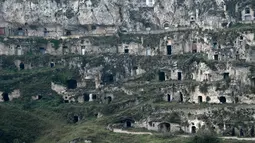 Pemukiman troglodyte di Kota Matera, Italia, 19 Oktober 2018. Kota cantik ini dikenal sebagai ‘la Citta Sotterranea’ atau ‘Kota Bawah Tanah’. (Filippo MONTEFORTE/AFP)