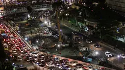 Jalan di sekitar lokasi kebakaran wisma Kosgoro mengalami kemacetan yang panjang, Jakarta, Senin (9/3/2015).(Liputan6.com/Faizal Fanani)