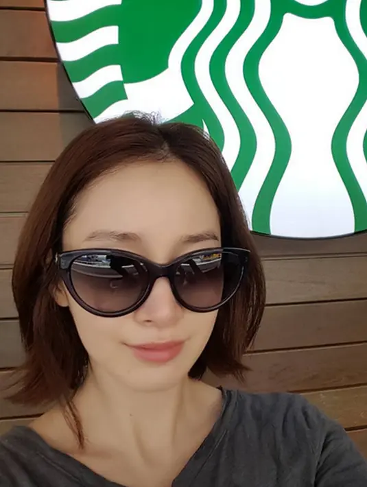 "Saat ini Kim Tae Hee sedang hamil 3 bulan dan harus berhati-hati. Kami memutuskan untuk lebih dulu memberitahu kabar ini kepada para penggemar yang sudah mendukung mereka," lanjutnya. (Instagram/taeheekim)