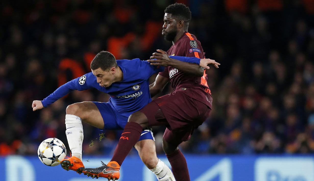 Gelandang Chelsea, Eden Hazard, berusaha melewati bek Barcelona, Samuel Umtiti, pada laga Liga Champions di Stadion Stamford Bridge, London, Selasa (20/2/2018). Hingga babak pertama usai kedudukan masinh imbang 0-0. (AFP/Ian Kington)