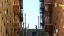 Pengunjung memadati tangga di kawasan Bronx, New York, 23 Oktober 2019. Sejumlah orang mulai mendatangi lokasi tangga yang sudah diberi label Joker Stairs tersebut untuk berfoto meniru adegan ikonik di Film Joker. (Don Emmert / AFP)