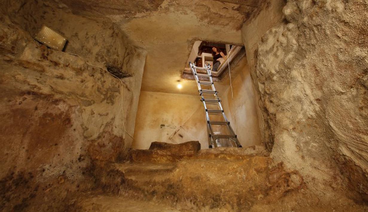 Istri Tal mengintip lorong kolam ritual Yahudi (Mikveh) yang ditemukan di bawah tanah rumahnya di Ein Karem, Yerusalem (1/7/2015). Tal menemukan Mikveh yang diyakini berusia lebih dari 2.000 tahun saat sedang merenovasi rumah.  (AFP/GALI TIBBON)