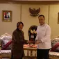 Founder ESQ Group/ACT Consulting International Ary Ginanjar Agustian saat menyerahkan penghargaan TOP 10 Kementerian se-Indonesia dengan Nilai BerAKHLAK Kolaboratif kepada Menteri Sosial Tri Rismaharini, di Jakarta, Senin (10/4/2023).