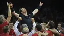Petens Inggris Raya, Andy Murray, disambut rekannya setelah menang melawan petenis Belgia, David Goffin, untuk menjadi juara Piala Davis 2015 di Flanders Expo, Ghent, Belgia, (29/11/2015). (AFP/John Thys)