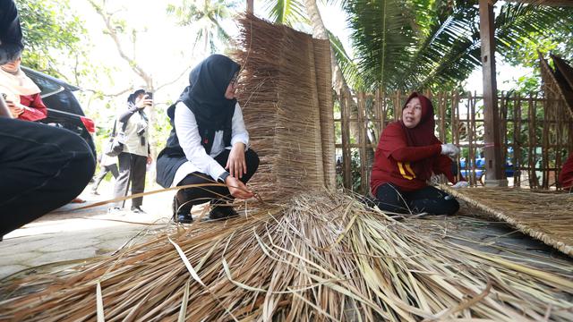 Bupati Banyuwangi Ipuk Fiestiandani melihat para perajin merajut ilalang di Desa Tamansuruh Banyuwangi (Istimewa)