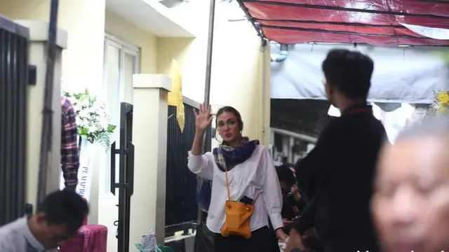 Luna Maya Melayat Ibu Maxime