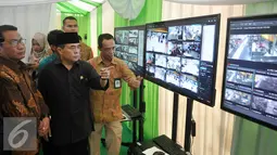 Ketua DPR Ade Komarudin saat memantau pos mudik lewat CCTV di Bandara Soekarno Hatta, Banten, Rabu (29/6). Kunjungan tersebut melihat kesiapan pemerintah dalam melayani transportasi pemudik. (Liputan6.com/Johan Tallo)