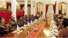 Saat Gedung Parlemen, Senayan, disibukkan dengan mundurnya Setya Novanto dari kursi Ketua DPR, Presiden Jokowi justru membuat Istana penuh dengan canda tawa pada Rabu, 16 Desember 2015 kemarin. Tak seperti biasanya, Jokowi kali ini mengundang para pelawak