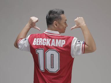 Rubrik Sport Seleb, Selasa, (30/05/2017), menampilkan presenter olahraga, Edwin Setyadinata yang merupakan fans berat Arsenal. (Bola.com/M Iqbal Ichsan)