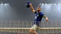 Penyerang Inter Milan #10 Lautaro Martinez merayakan perebutan gelar juara Scudetto 2024 pada 22 April 2024 usai mengalahkan AC Milan di Stadion San Siro, Selasa (23/4/2024) dini hari WIB. (GABRIEL BOUYS / AFP)