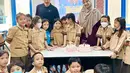 Potret kekompakan Natasha Rizky atau biasa disapa Caca saat merayakan ulang tahun anak perempuannya, Miskha di sekolah. [Instagram/desta80s]